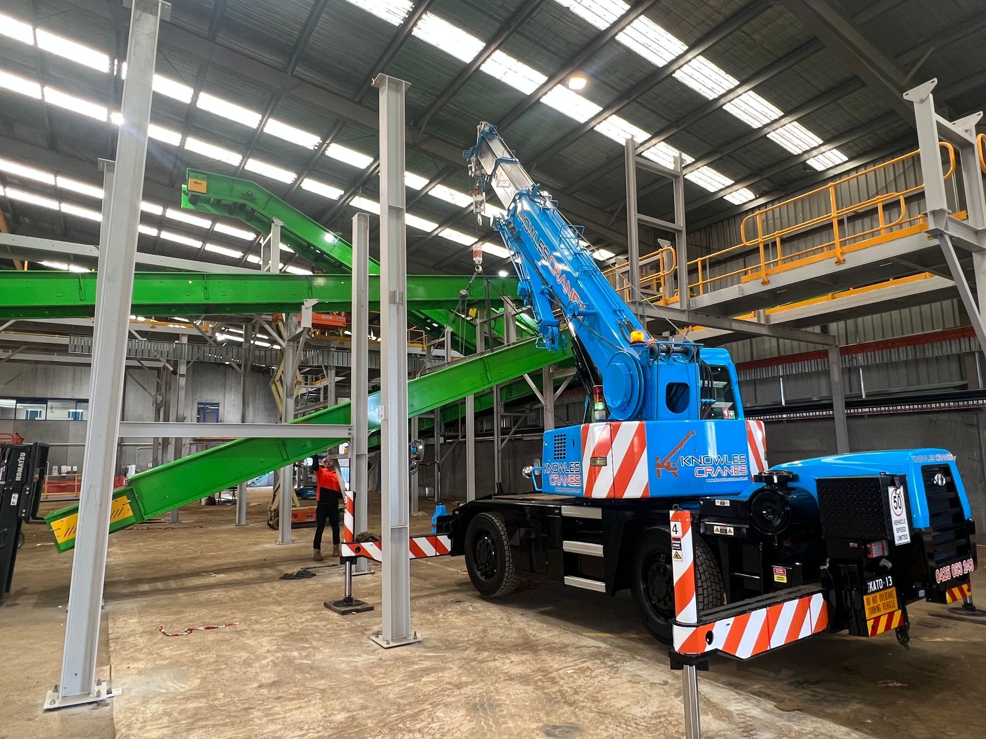 Compact mobile crane