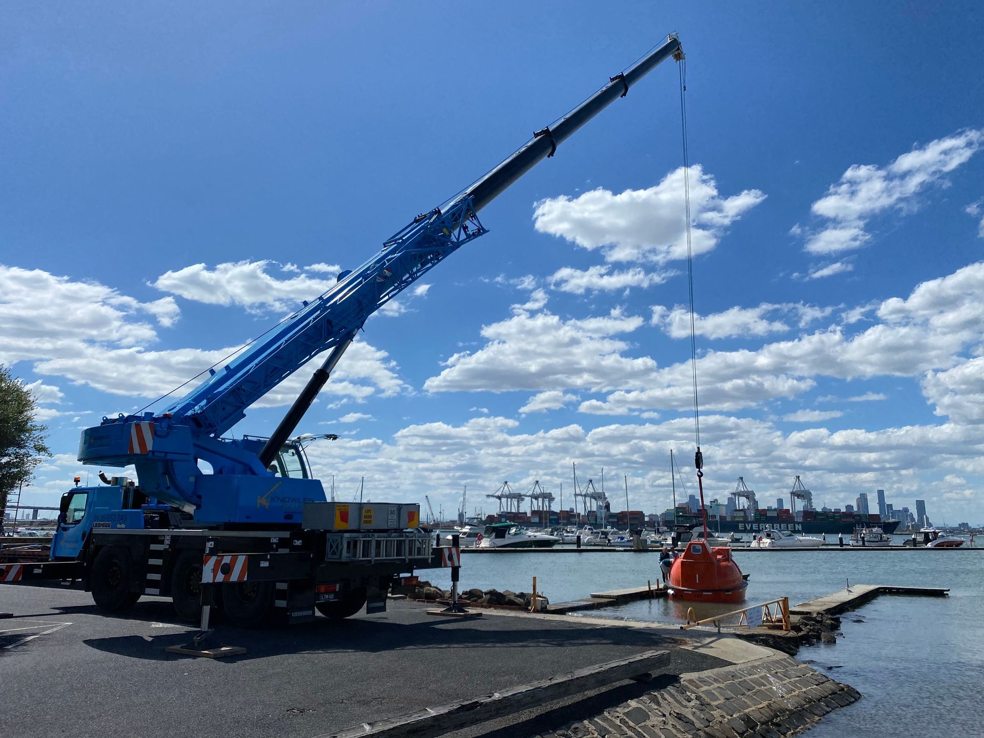 Heavy-duty crane