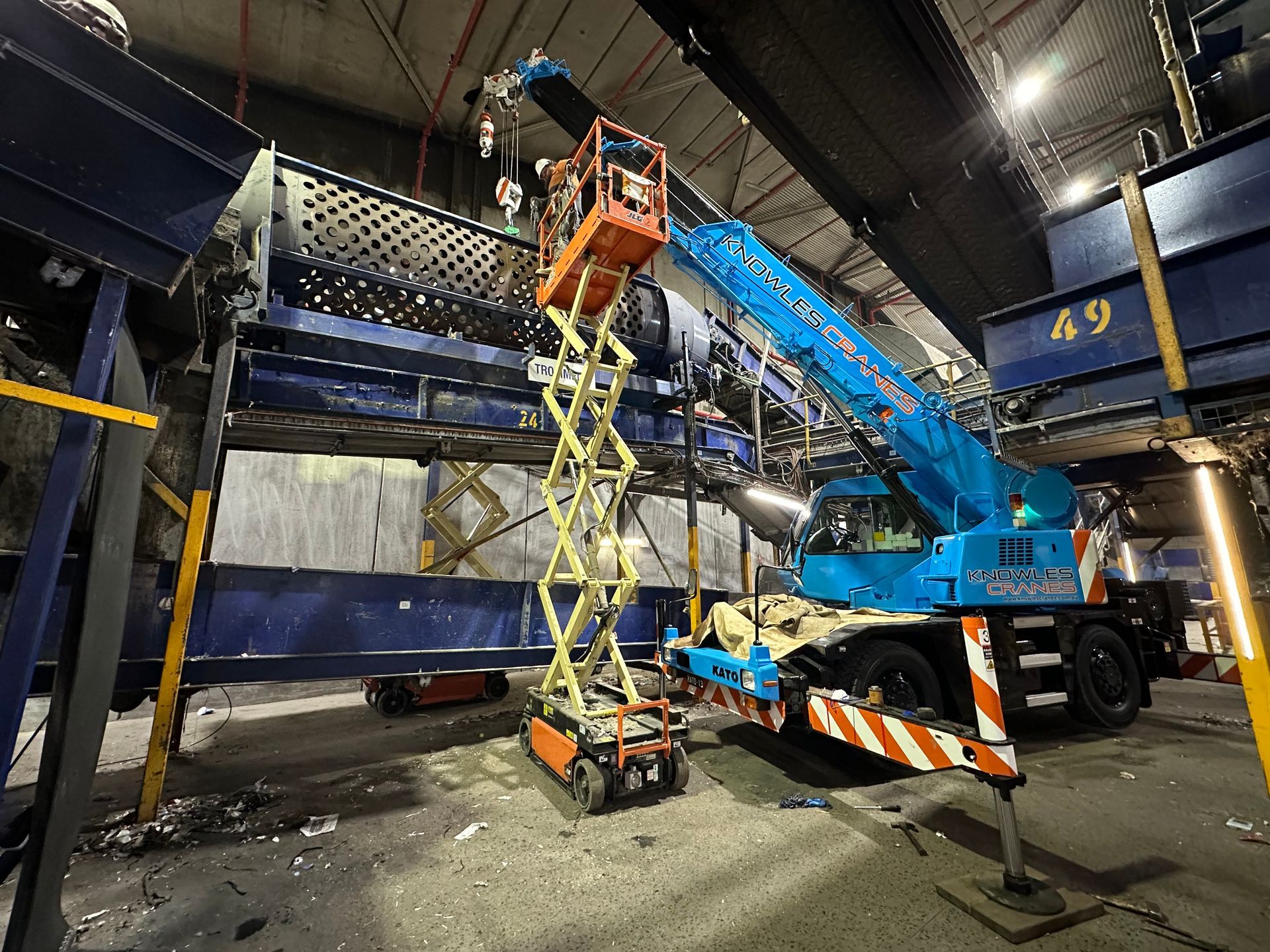 Mobile crane lifting