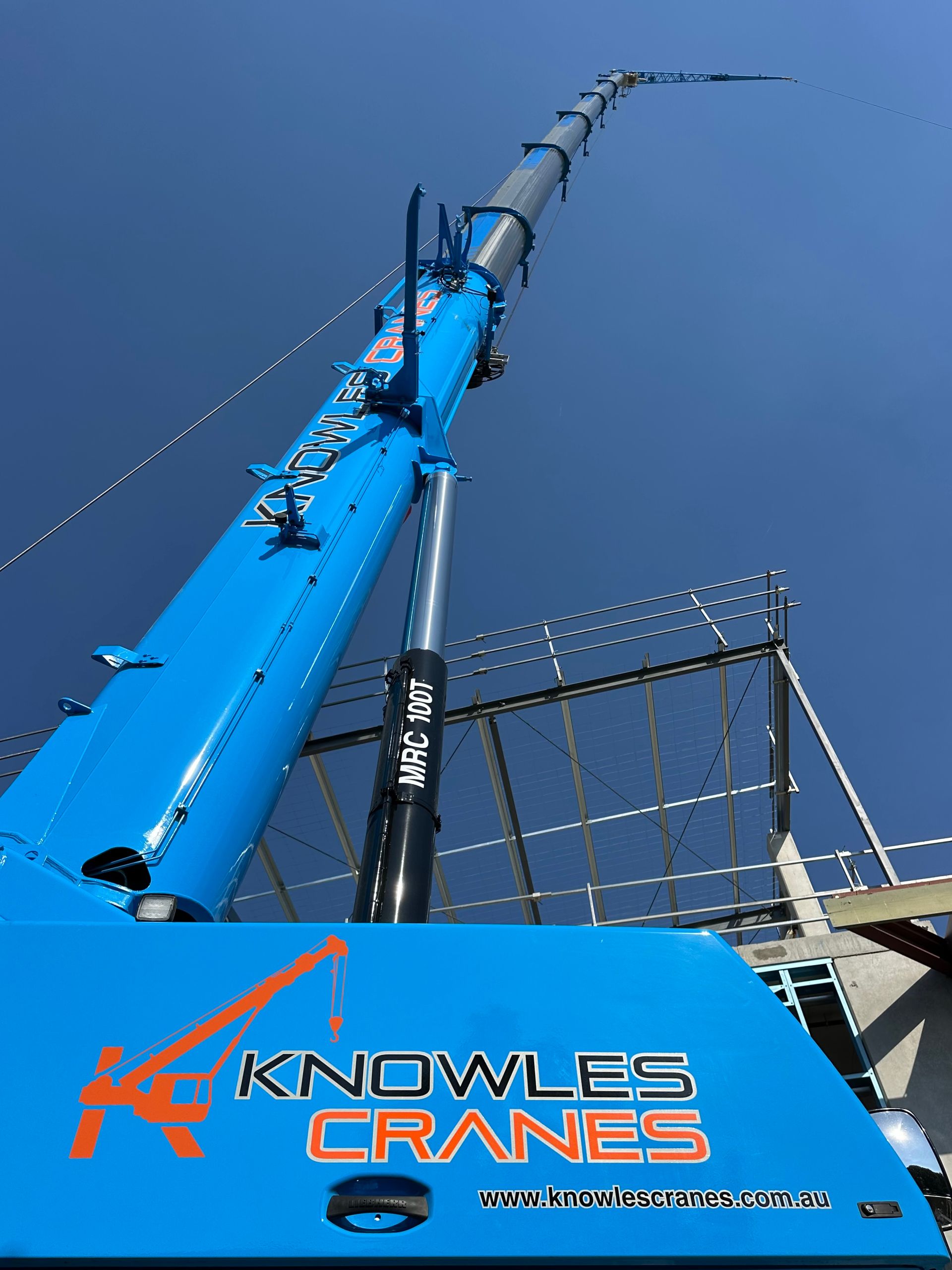 Tight access, no problem  Knowles Cranes setting up dual lifts in confined commercial zones with precision and control.