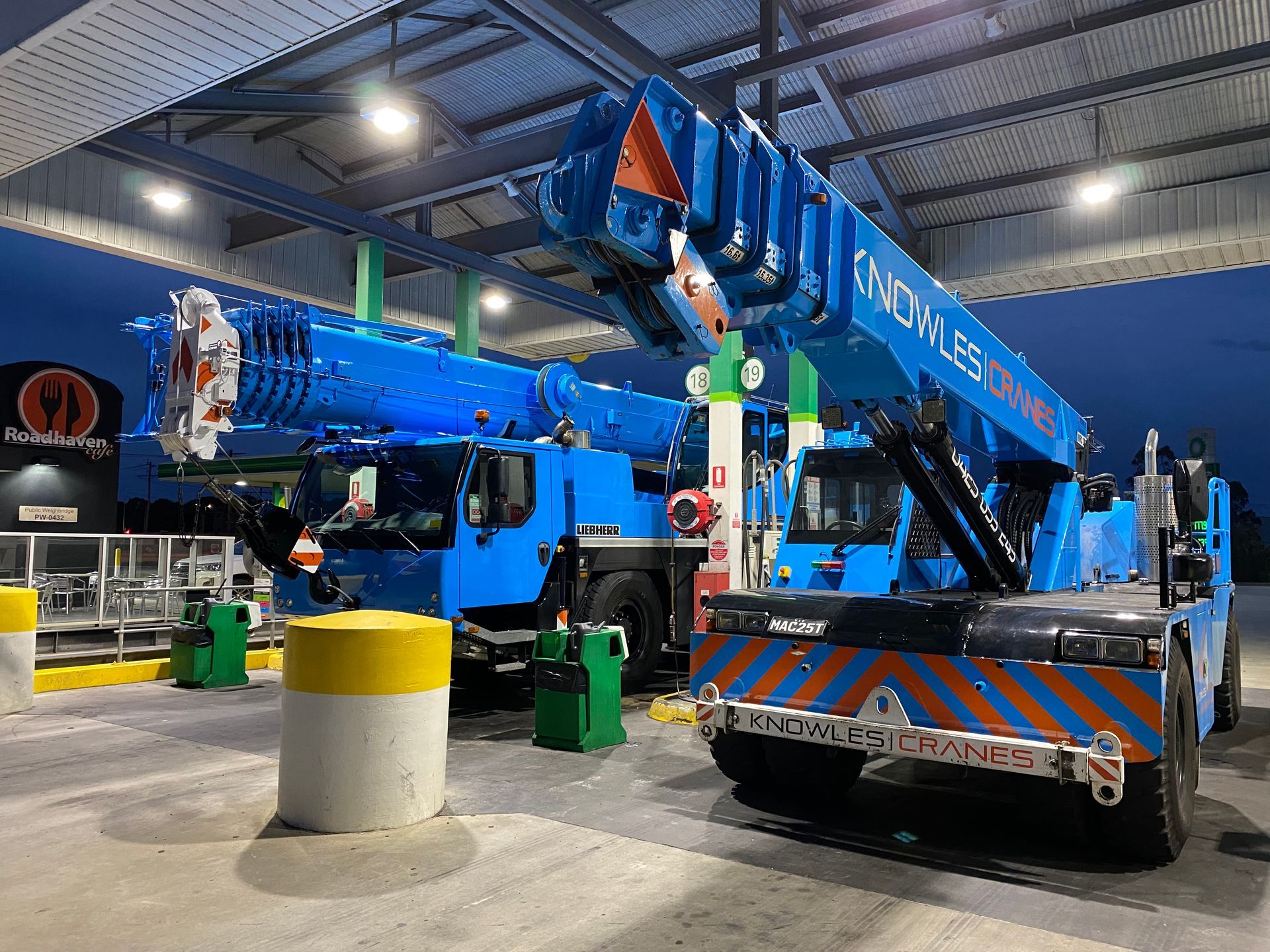 Mobile crane with hook