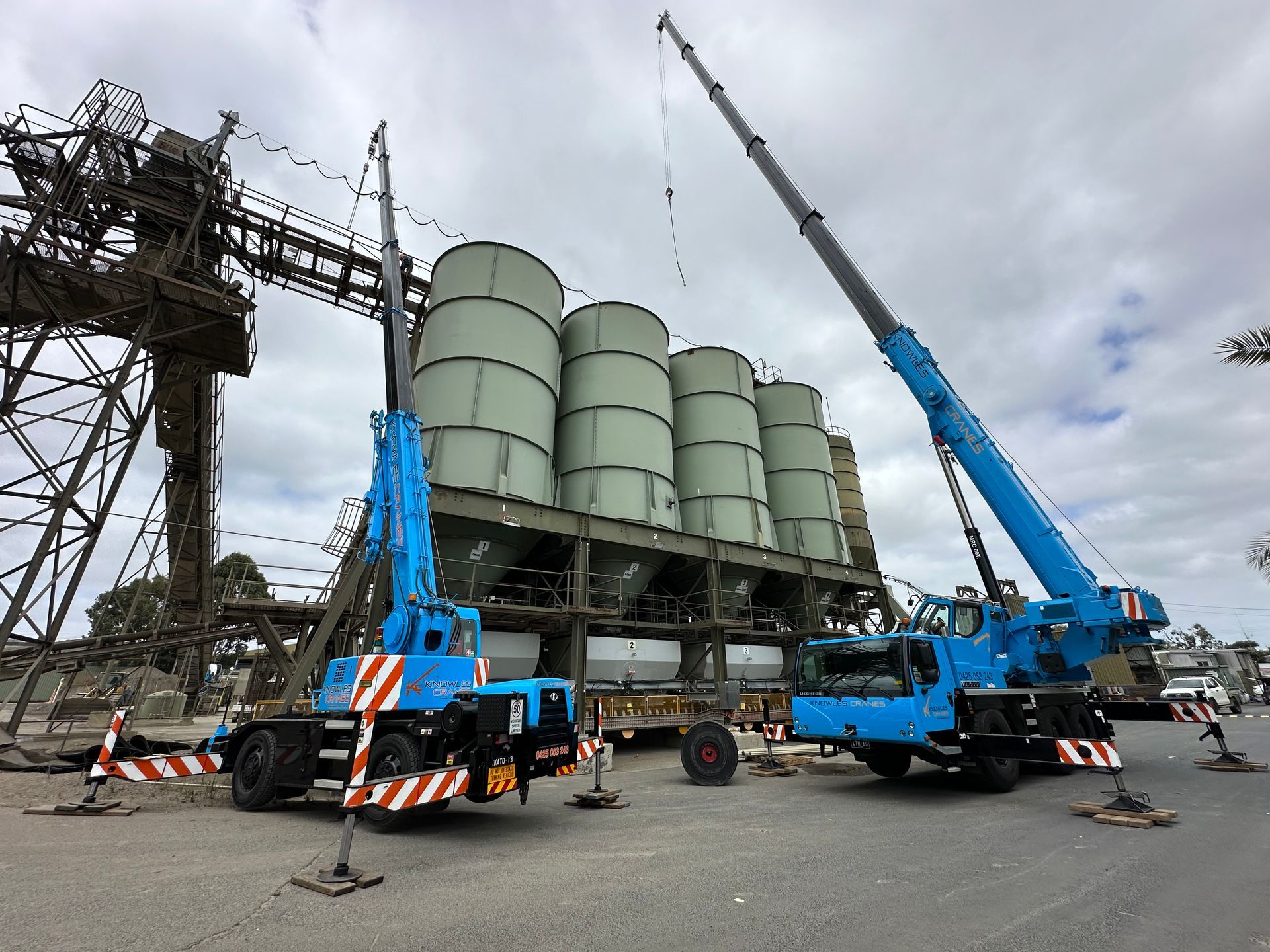 Crane with outriggers extended