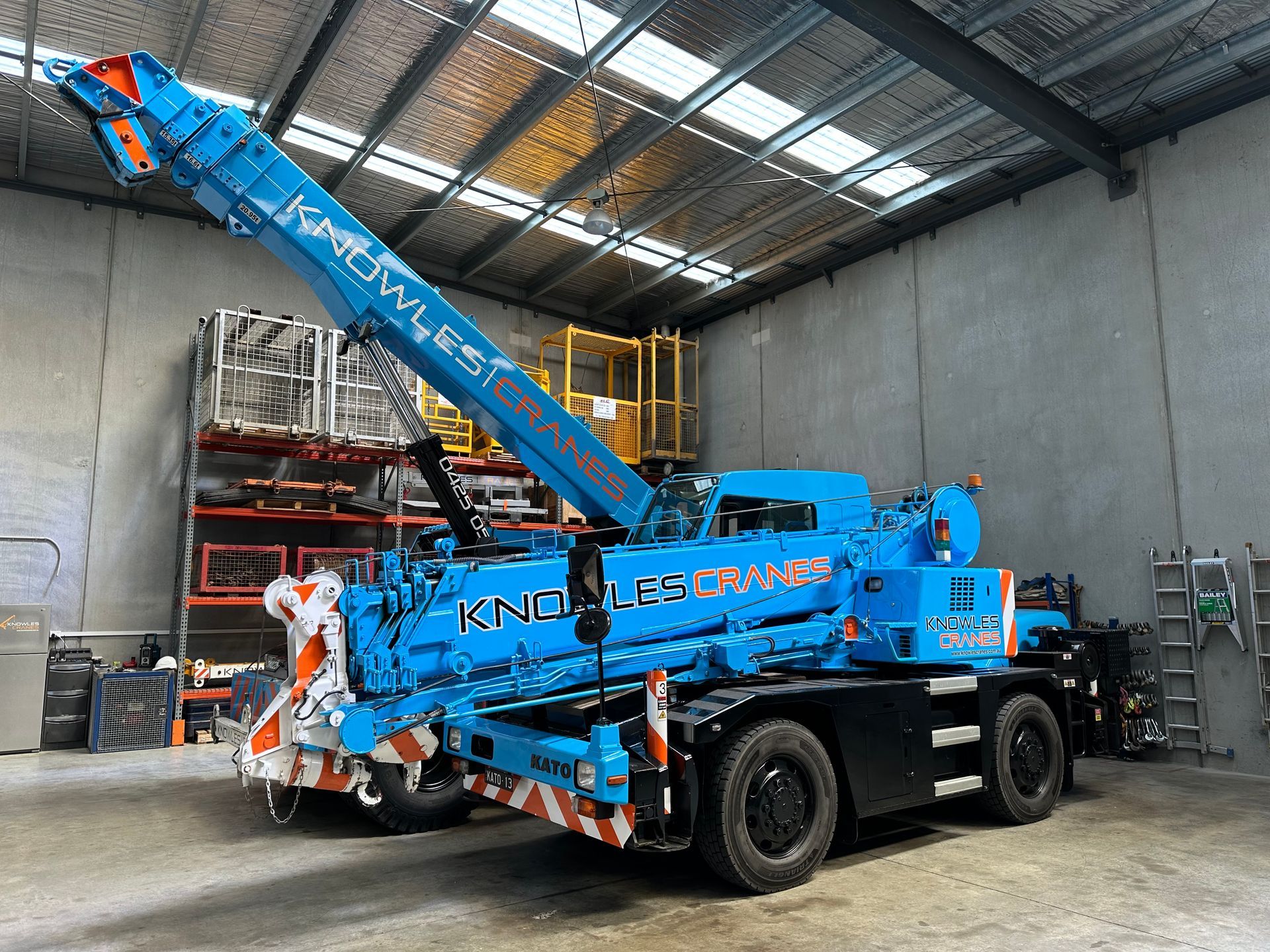 Compact mobile crane