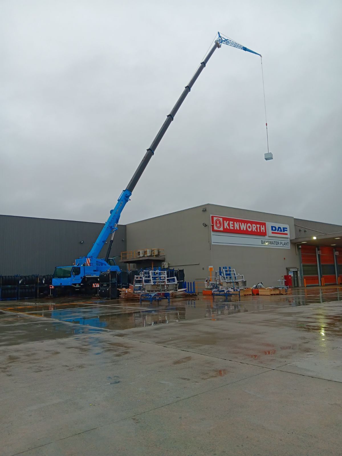 Heavy-duty crane