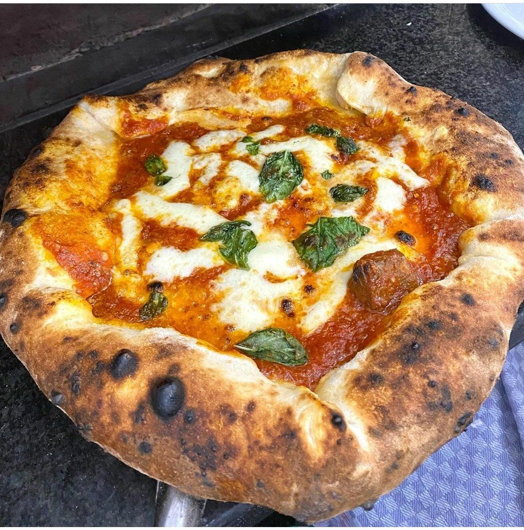 margherita della pizzeria napoletana con forno a legna a Milano