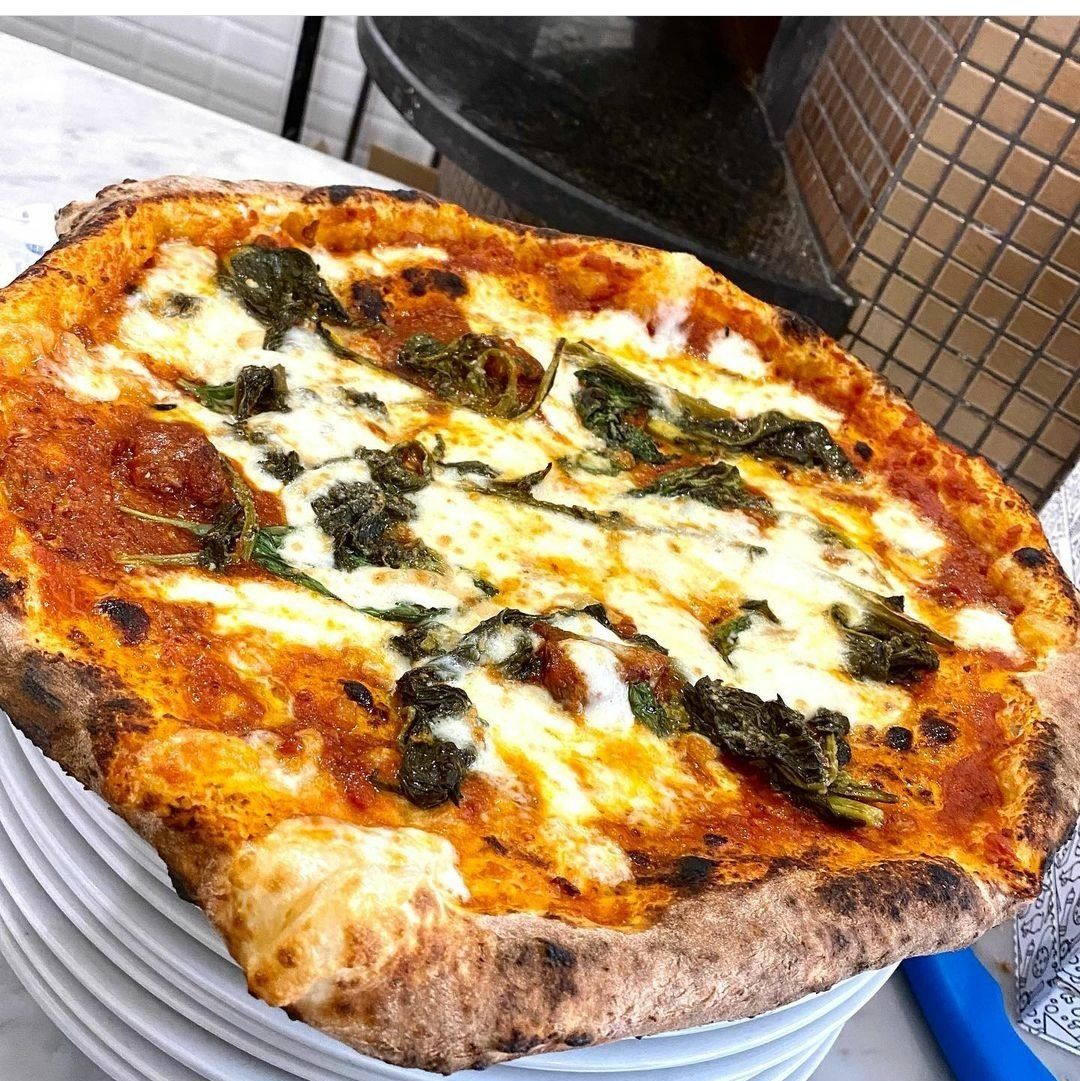 pizza con friarielli della pizzeria napoletana con forno a legna a Milano