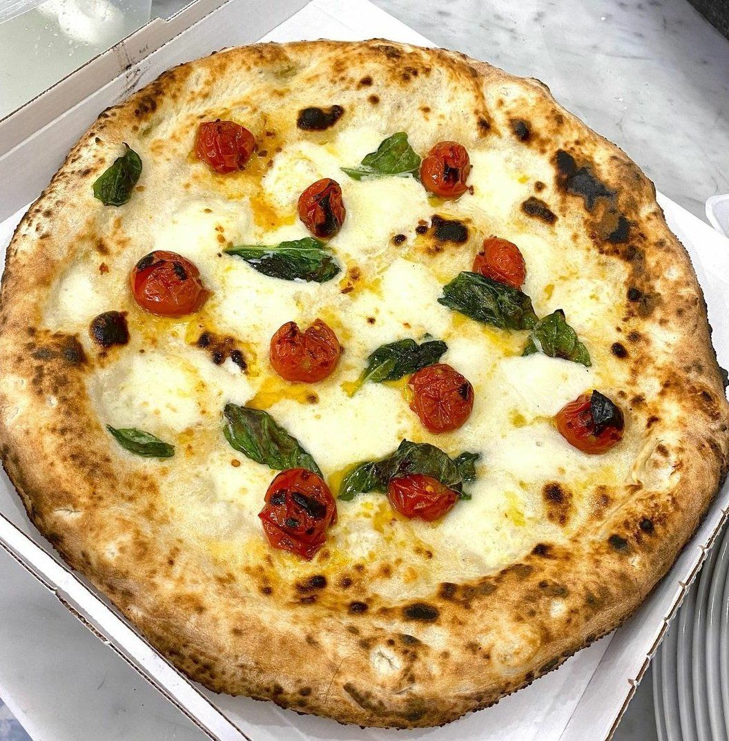 bufala e pomodorini della pizzeria napoletana con forno a legna a Milano