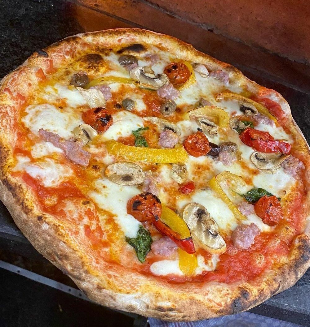 pizza con peperoni della pizzeria napoletana con forno a legna a Milano