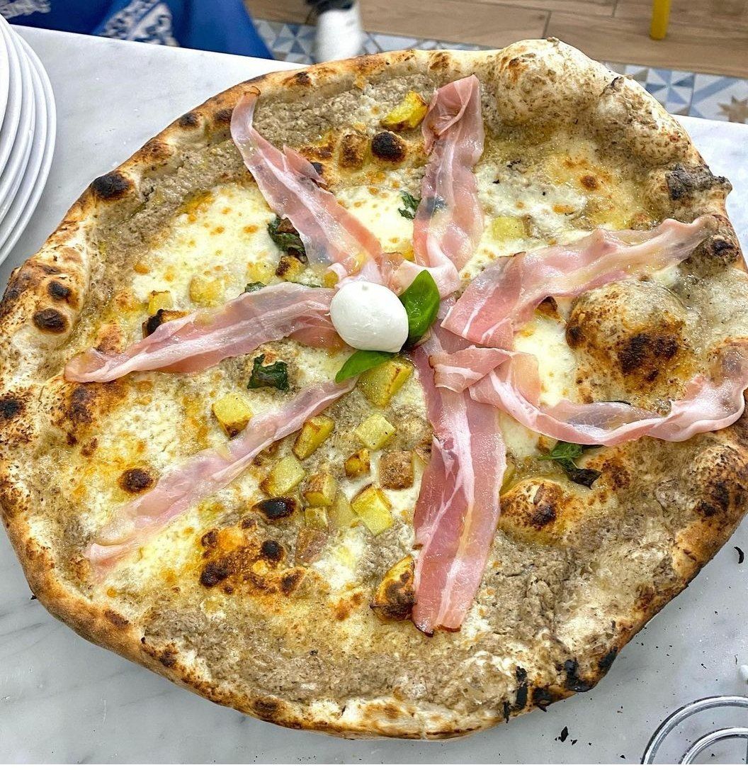 pizza con pancetta della pizzeria napoletana con forno a legna a Milano