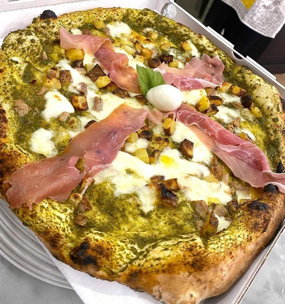 pizza con prosciutto crudo della pizzeria napoletana con forno a legna a Milano