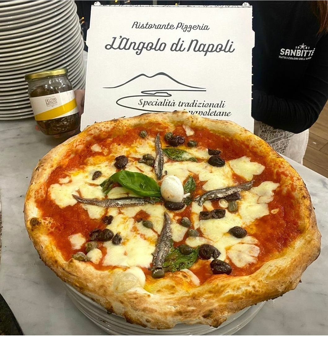 pizza margherita della pizzeria napoletana con forno a legna a Milano