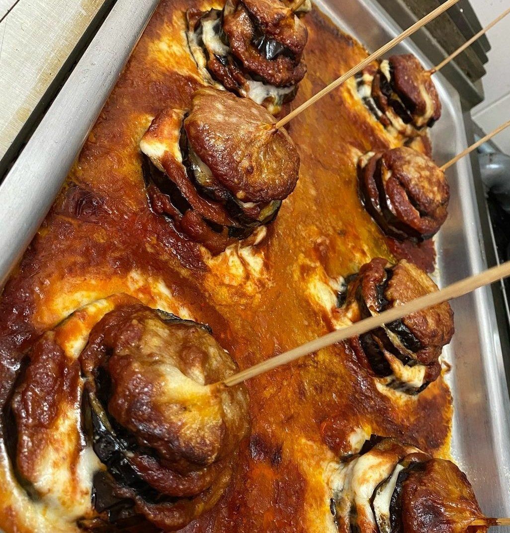 Un vassoio di cibo con dei bastoncini che sporgono da esso