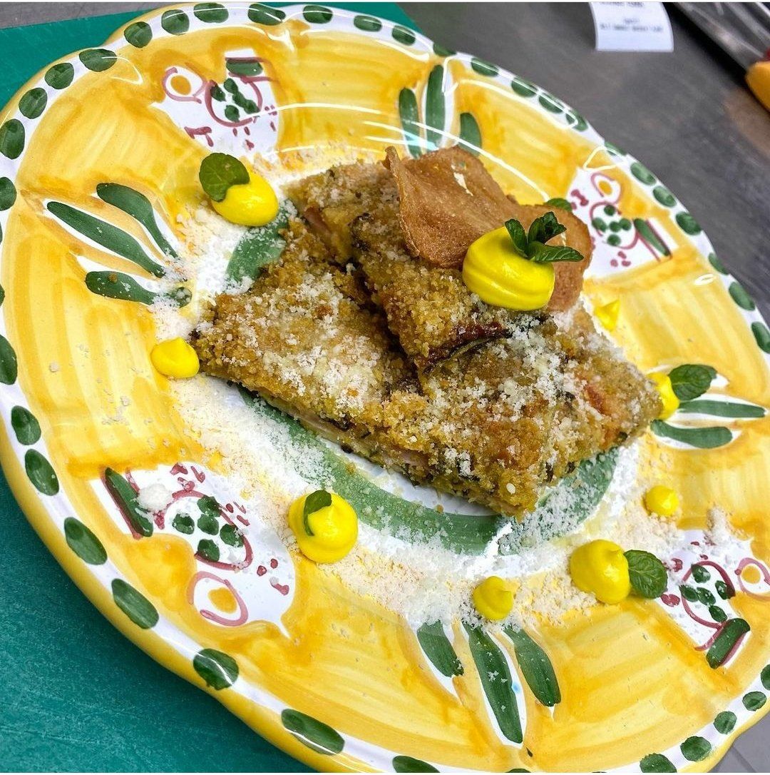 Un piatto giallo con sopra qualche pezzo di cibo