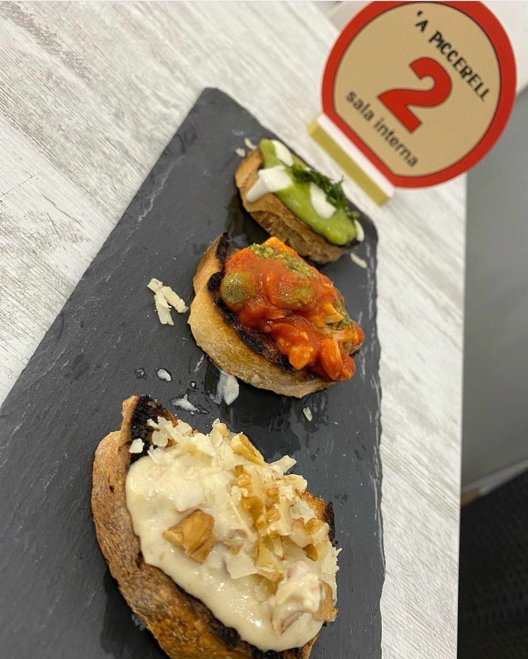 Un piatto di cibo con il numero 2 sopra