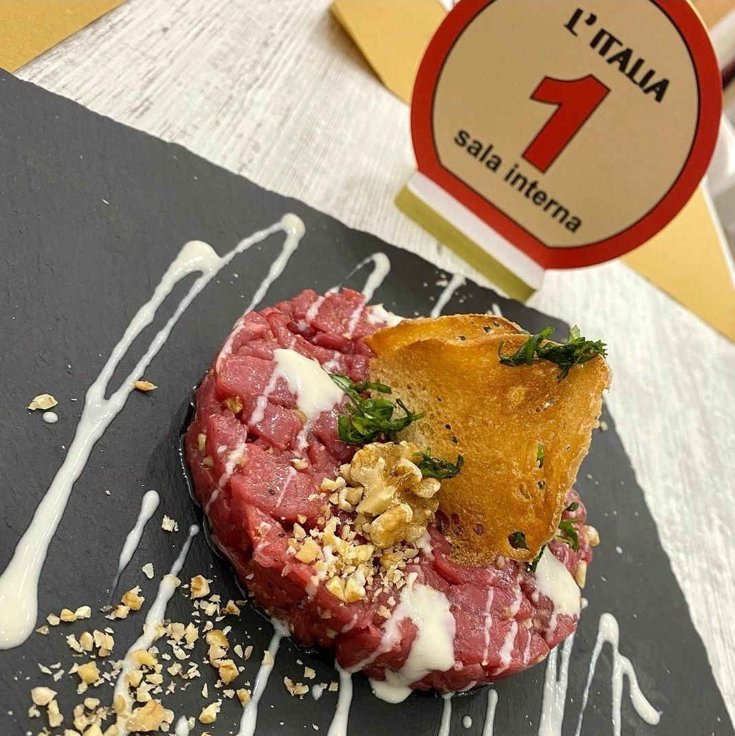 Un piatto di cibo con un cartello che dice l'italia