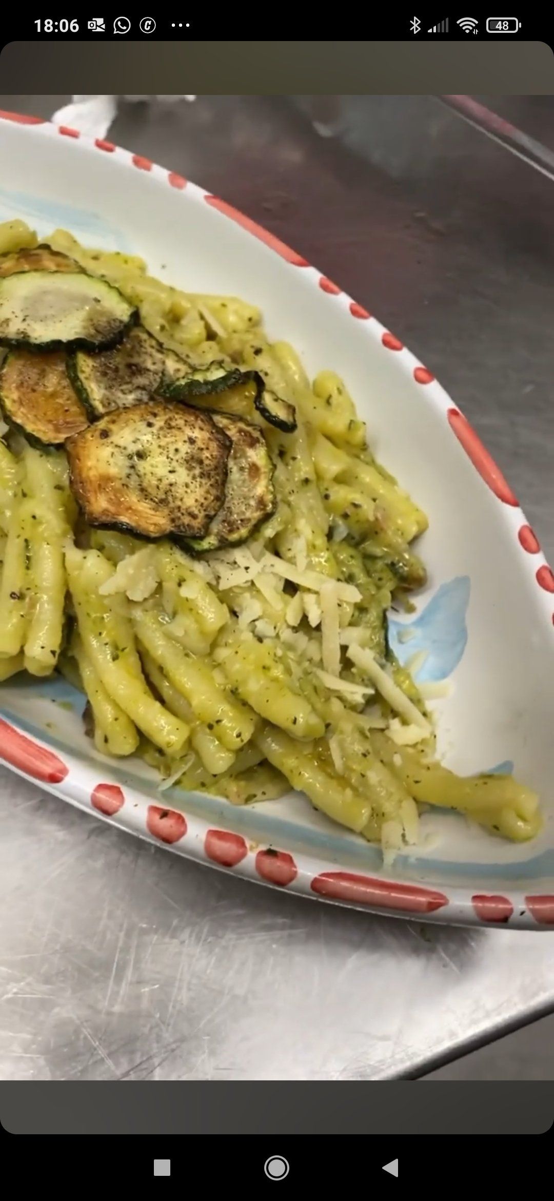 Un primo piano di un piatto di pasta e verdure su un tavolo.