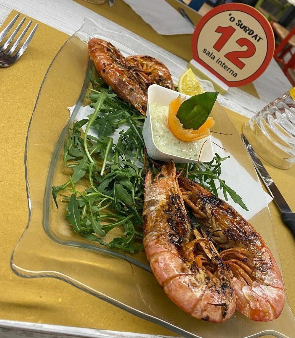 Un piatto di cibo con il numero 12 sopra