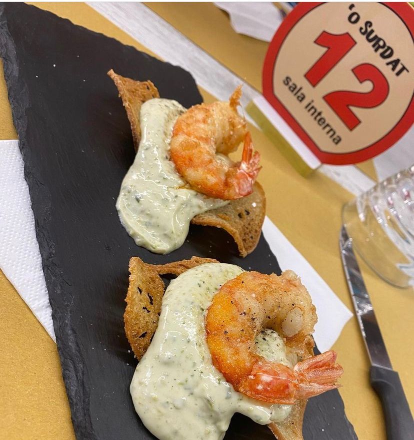 Un piatto di cibo con un cartello che dice sala interna