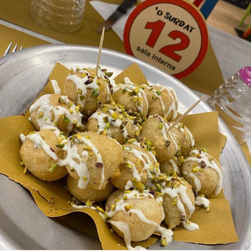 Un piatto di cibo con un cartello che dice sala interna