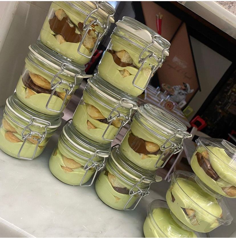 Un mucchio di barattoli pieni di cibo sono impilati uno sopra l'altro