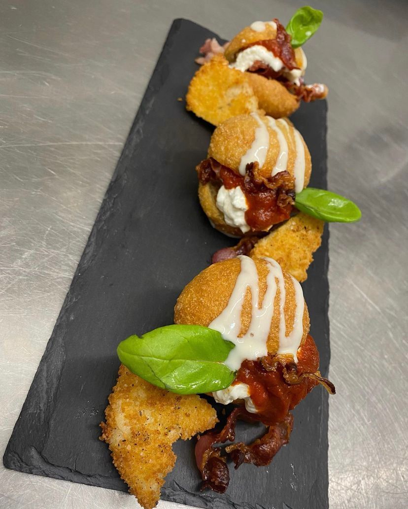 Un primo piano di un piatto di cibo su un tavolo.