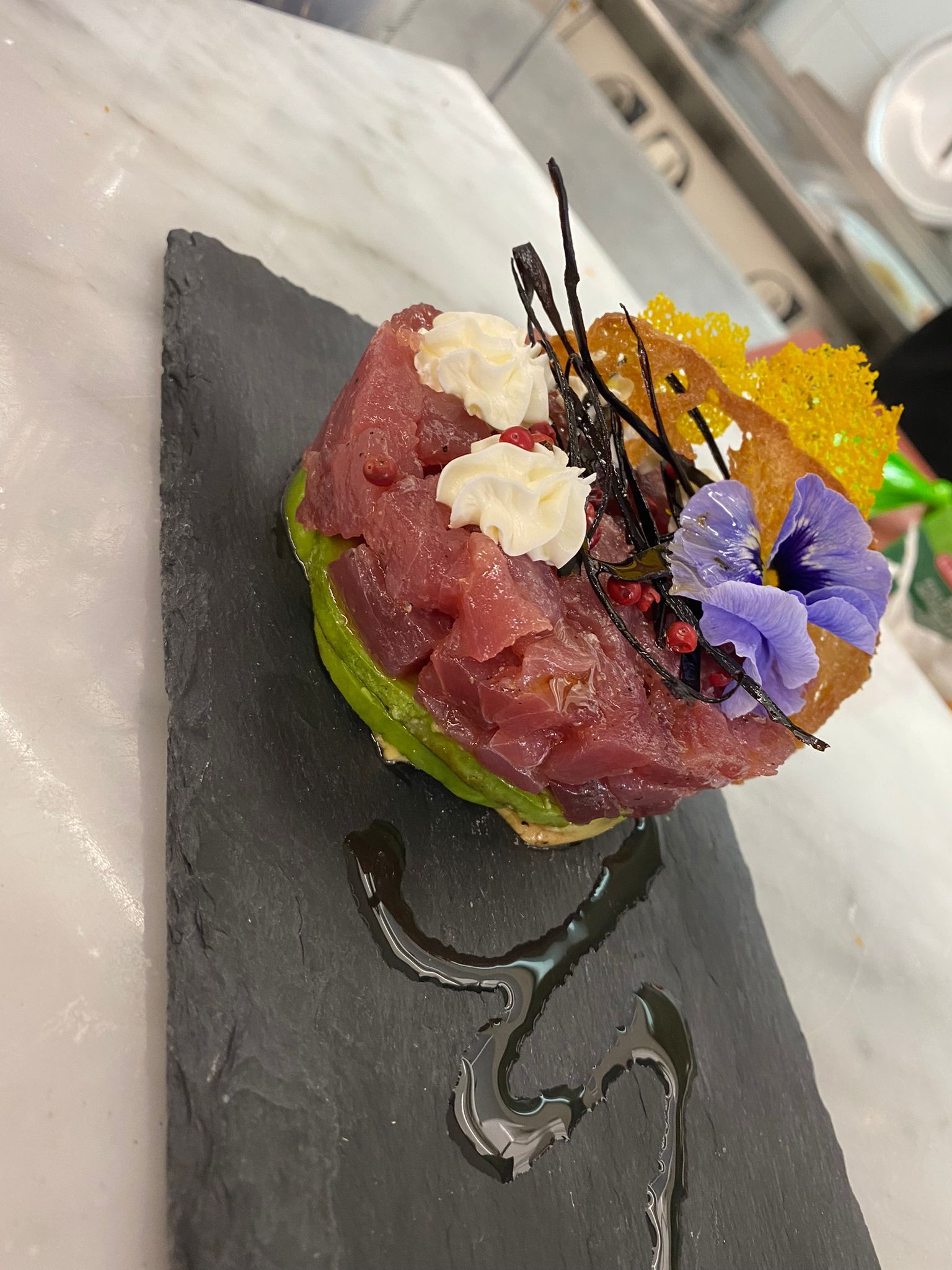 Un primo piano di un piatto di cibo su un tavolo.