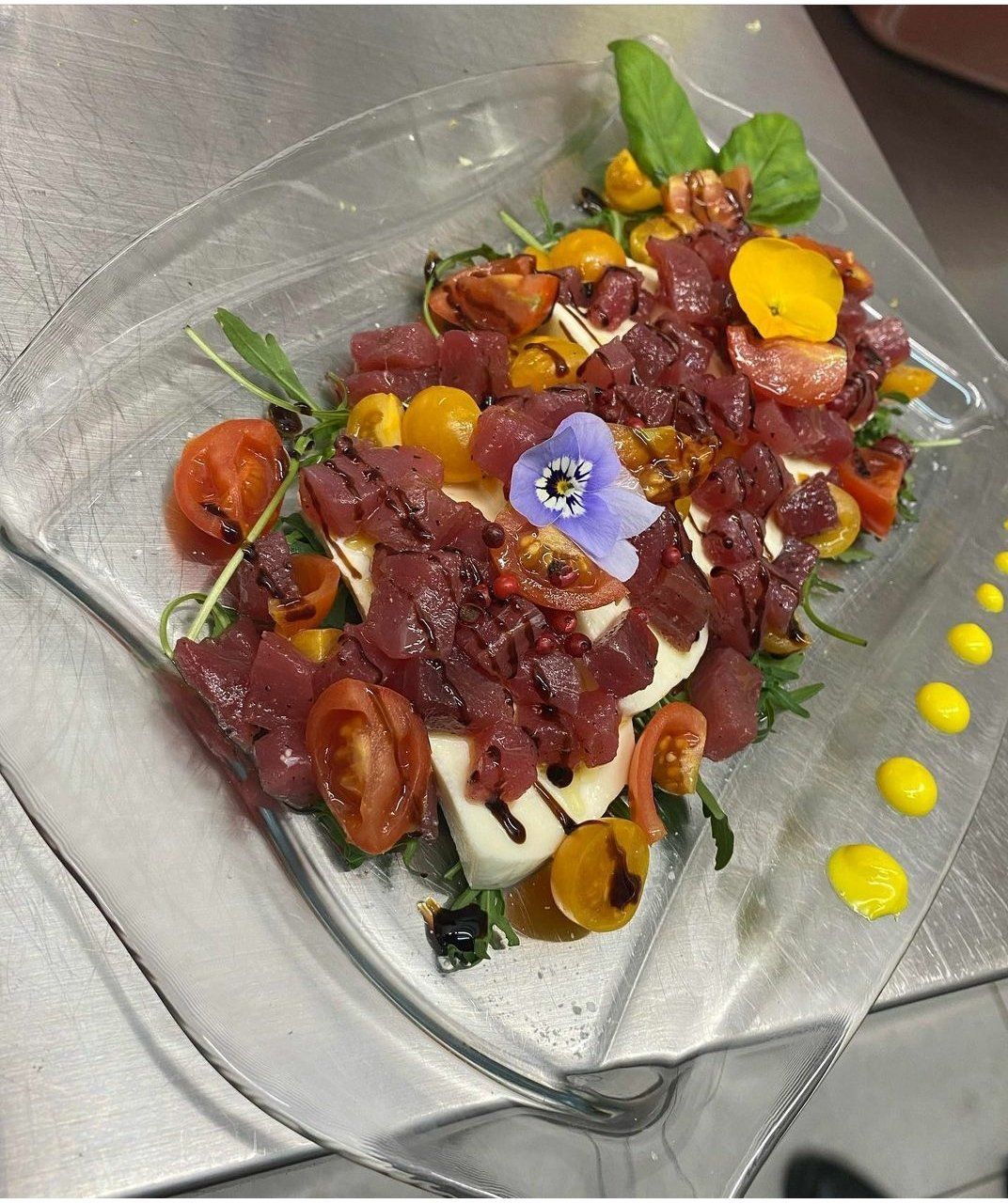 Un piatto di cibo con un fiore sopra