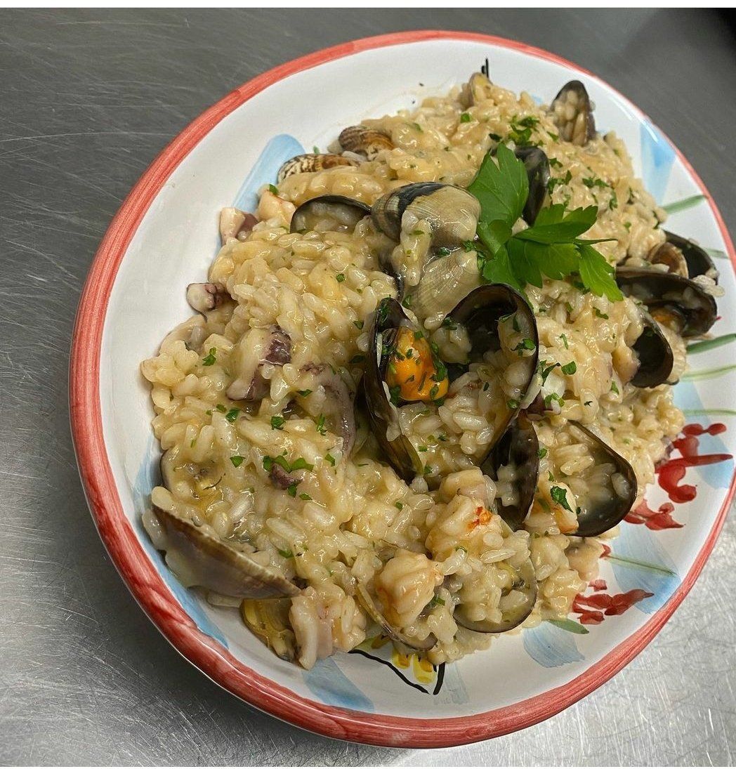 Un primo piano di un piatto di cibo su un tavolo