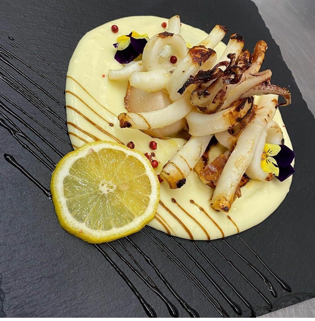 Un piatto di cibo con una fetta di limone sopra