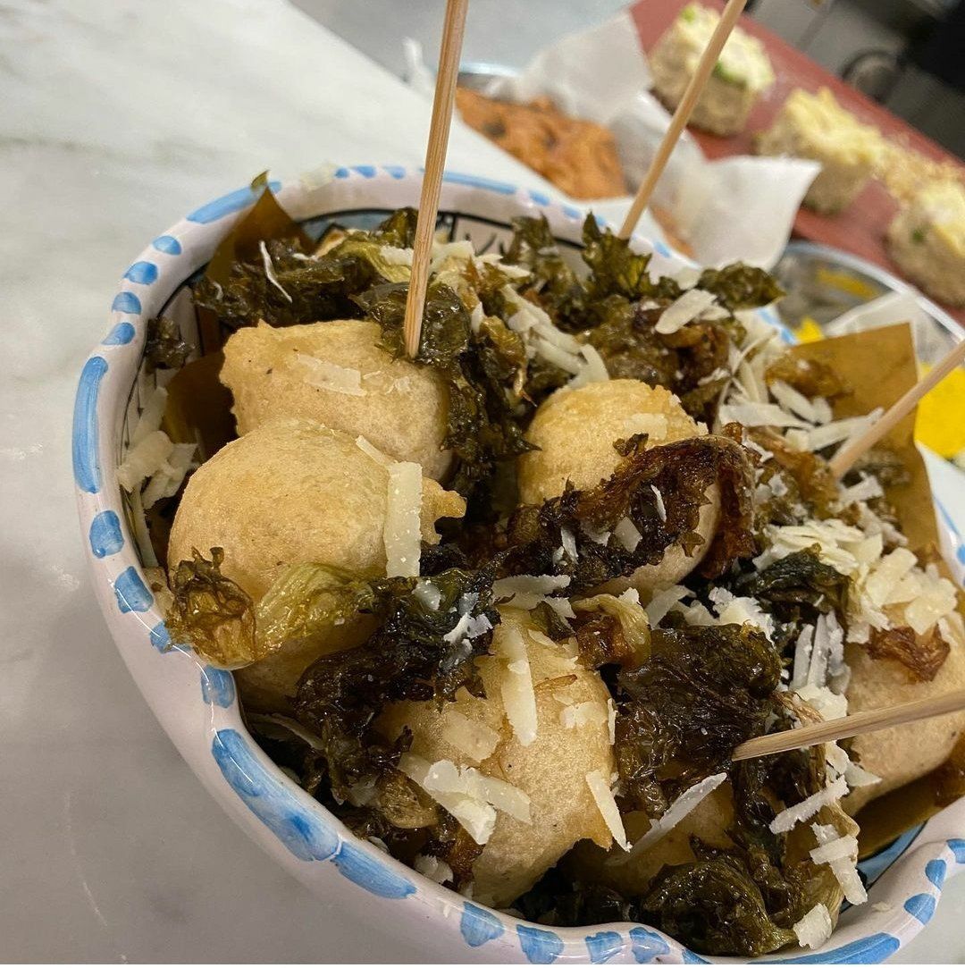 Una ciotola di cibo con uno stuzzicadenti che sporge da essa