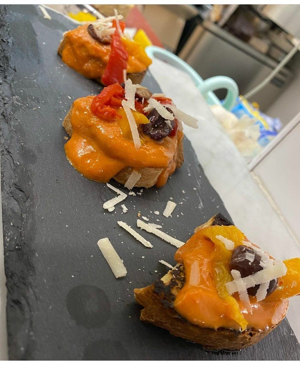 Un primo piano di un piatto di cibo su un tavolo