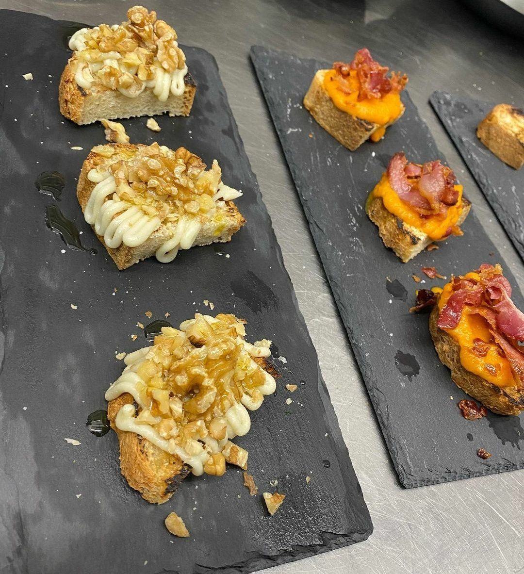 Un vassoio di ardesia con sopra una varietà di cibo