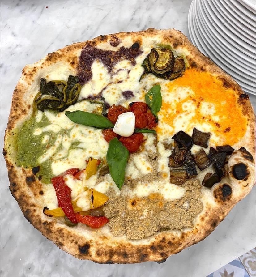 Una pizza con tanti condimenti diversi