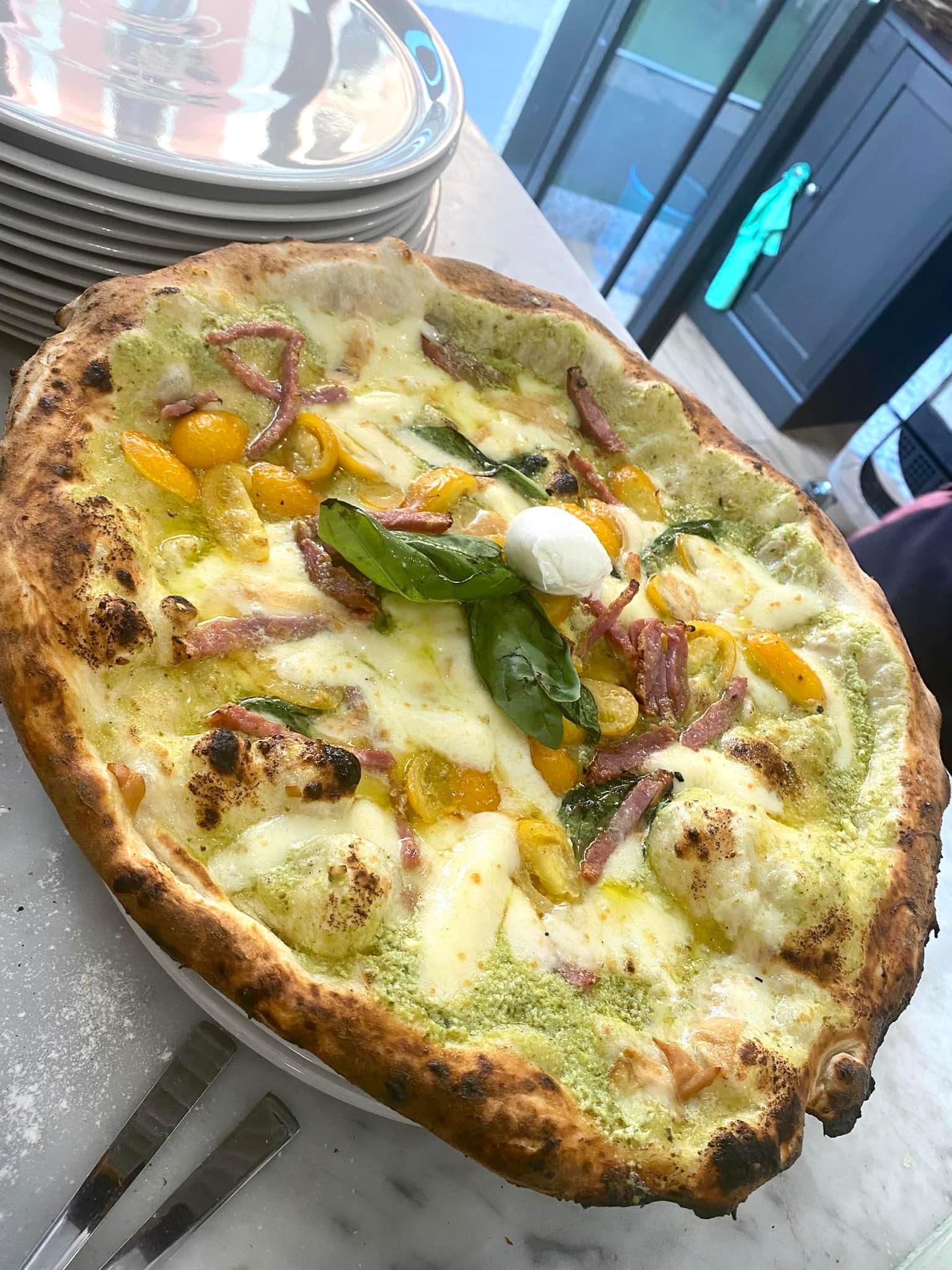 pizza bianca della pizzeria napoletana con forno a legna a Milano