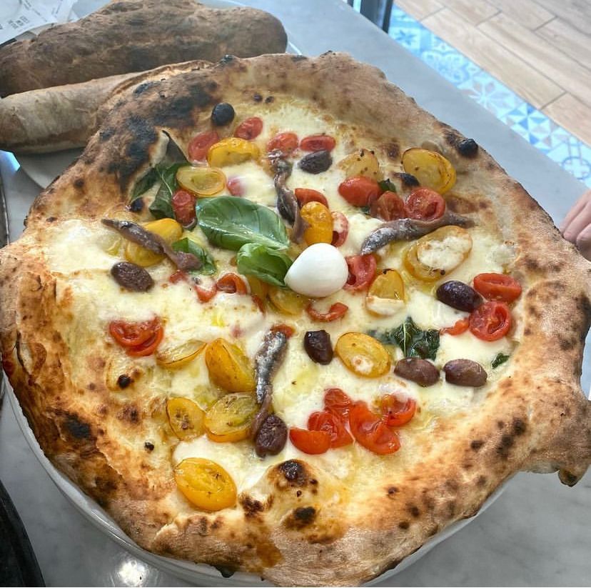 pizza della pizzeria napoletana con forno a legna a Milano