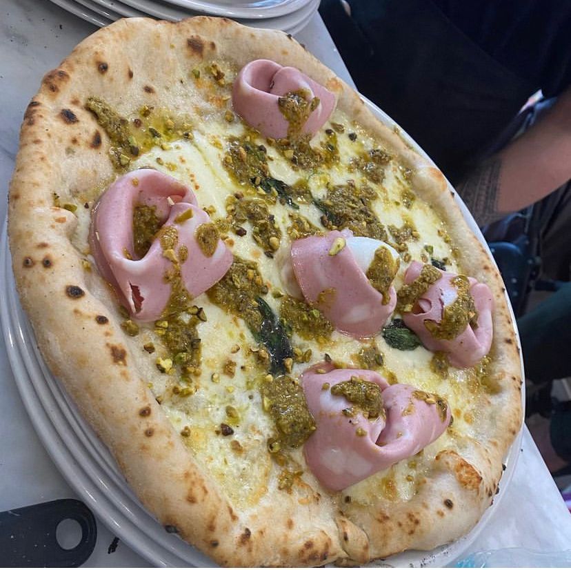 pizza con salumi del ristorante e pizzeria per celiaci a Milano
