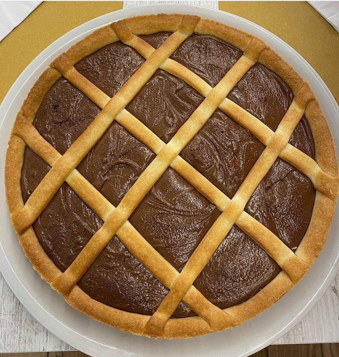 Una torta al cioccolato con una crosta a grata su un piatto bianco