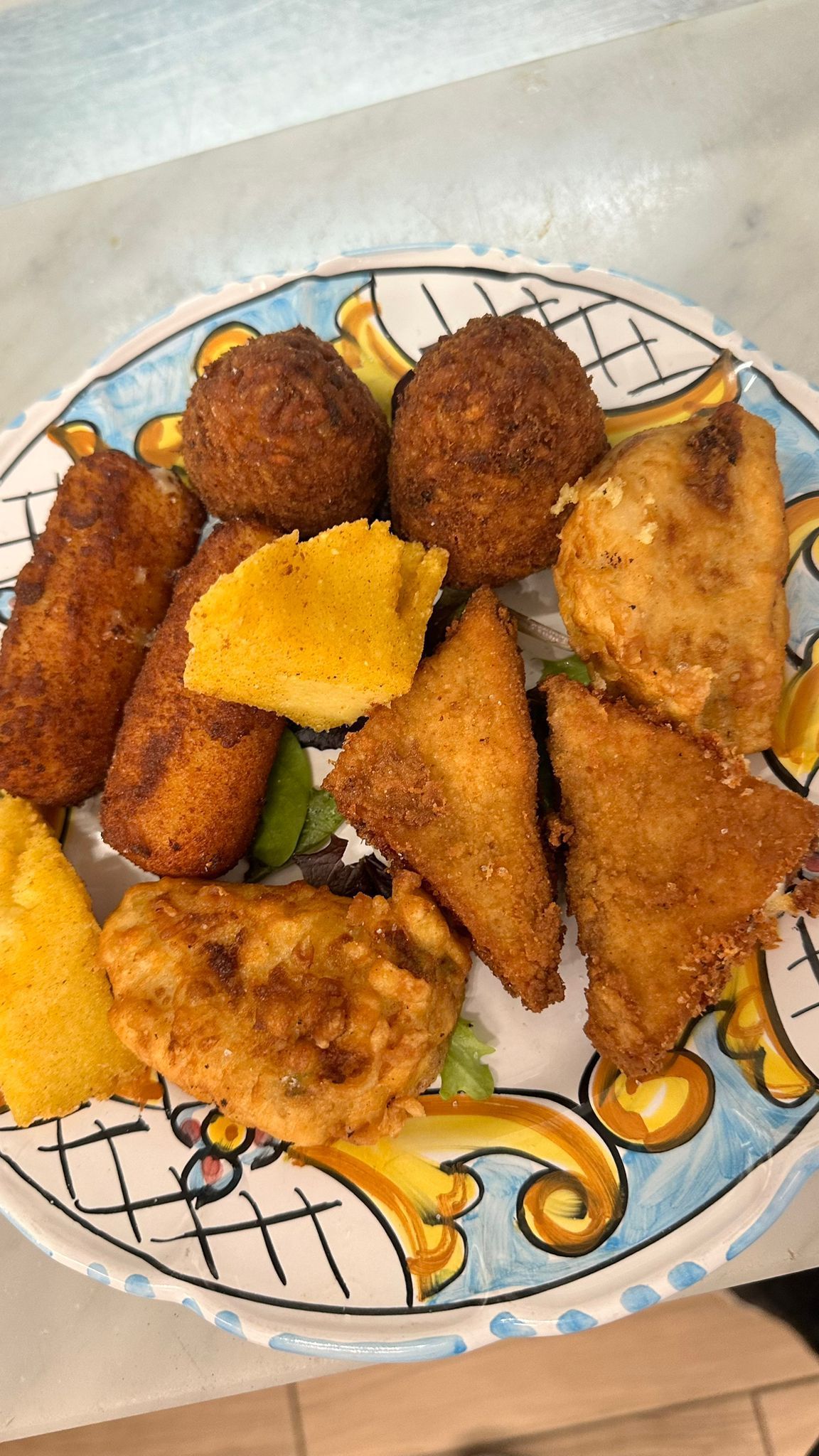 Un primo piano di un piatto di cibo su un tavolo.