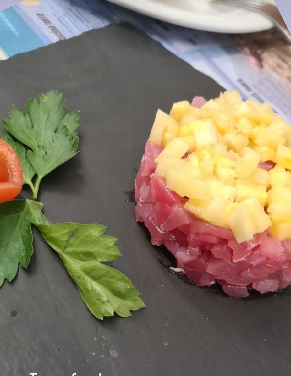 Un primo piano di un piatto di cibo su un tavolo