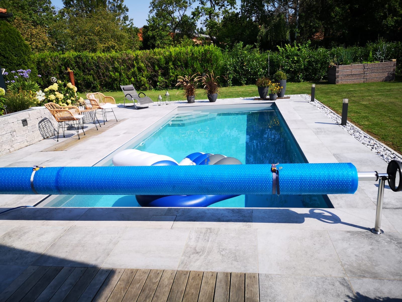 Ein Schwimmbecken mit einer blauen Abdeckung