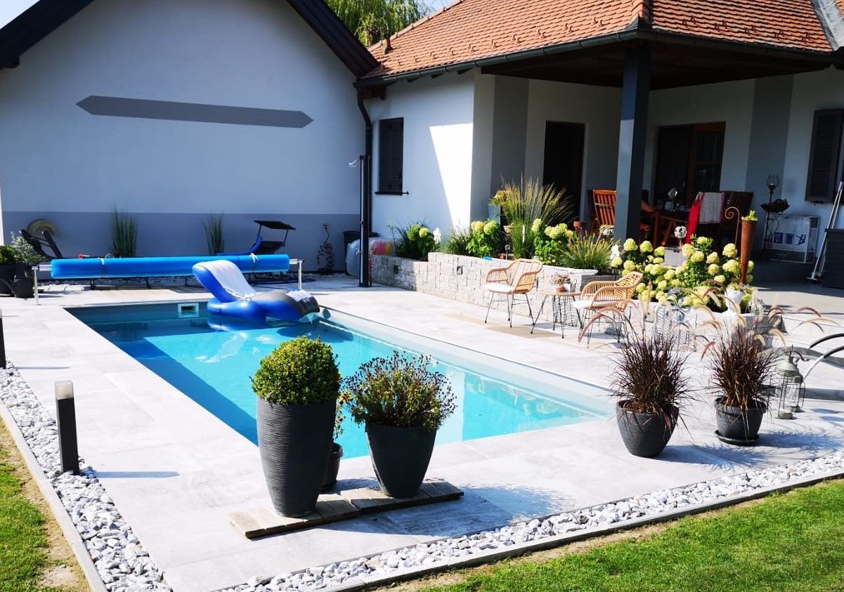 Ein Haus mit einem großen Swimmingpool davor