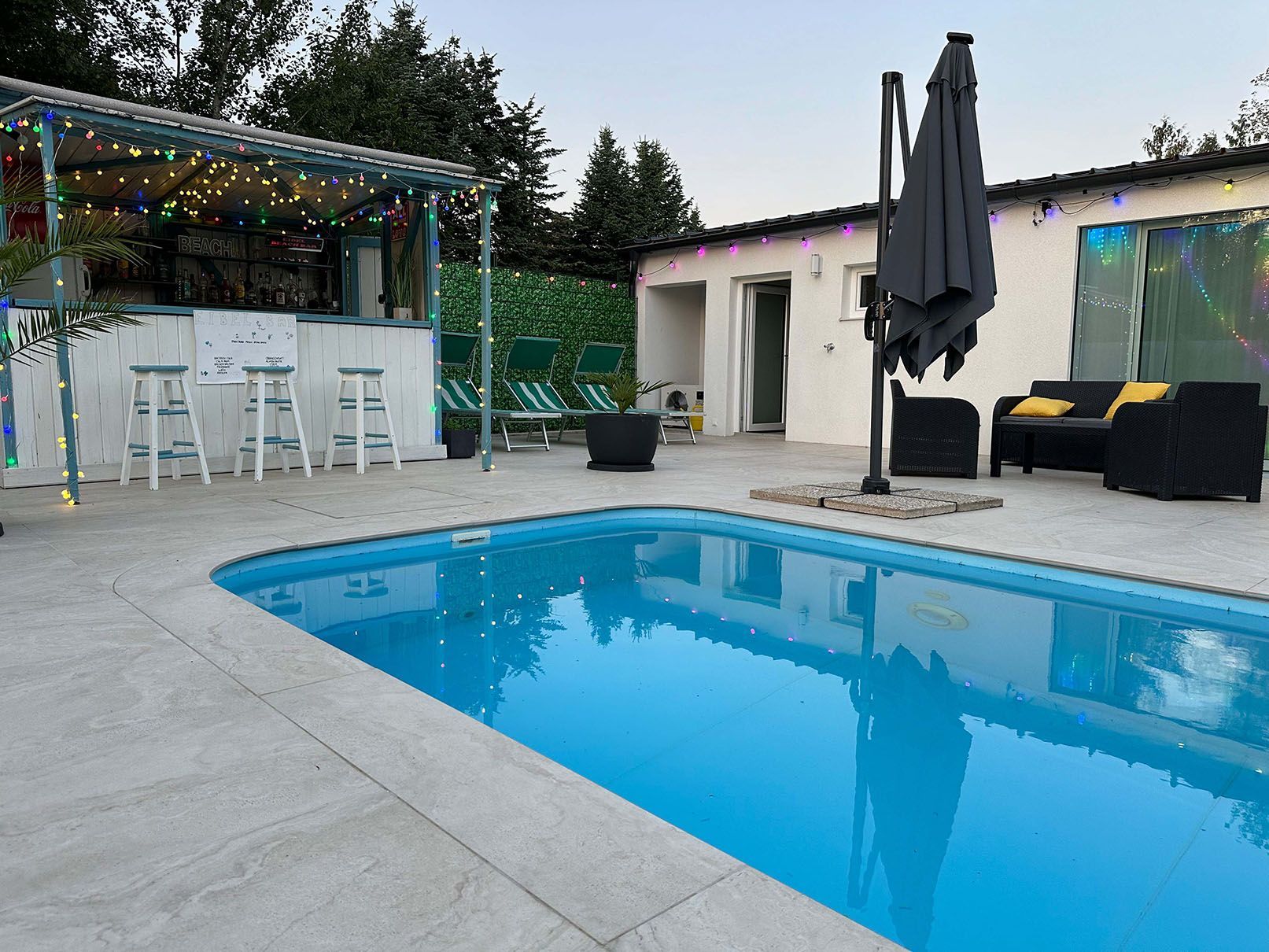 Ein großer Swimmingpool mit einer Bar im Hintergrund