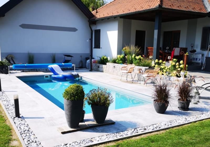 Ein Haus mit einem Swimmingpool davor