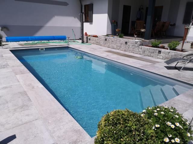 Ein großes Schwimmbad vor einem Haus