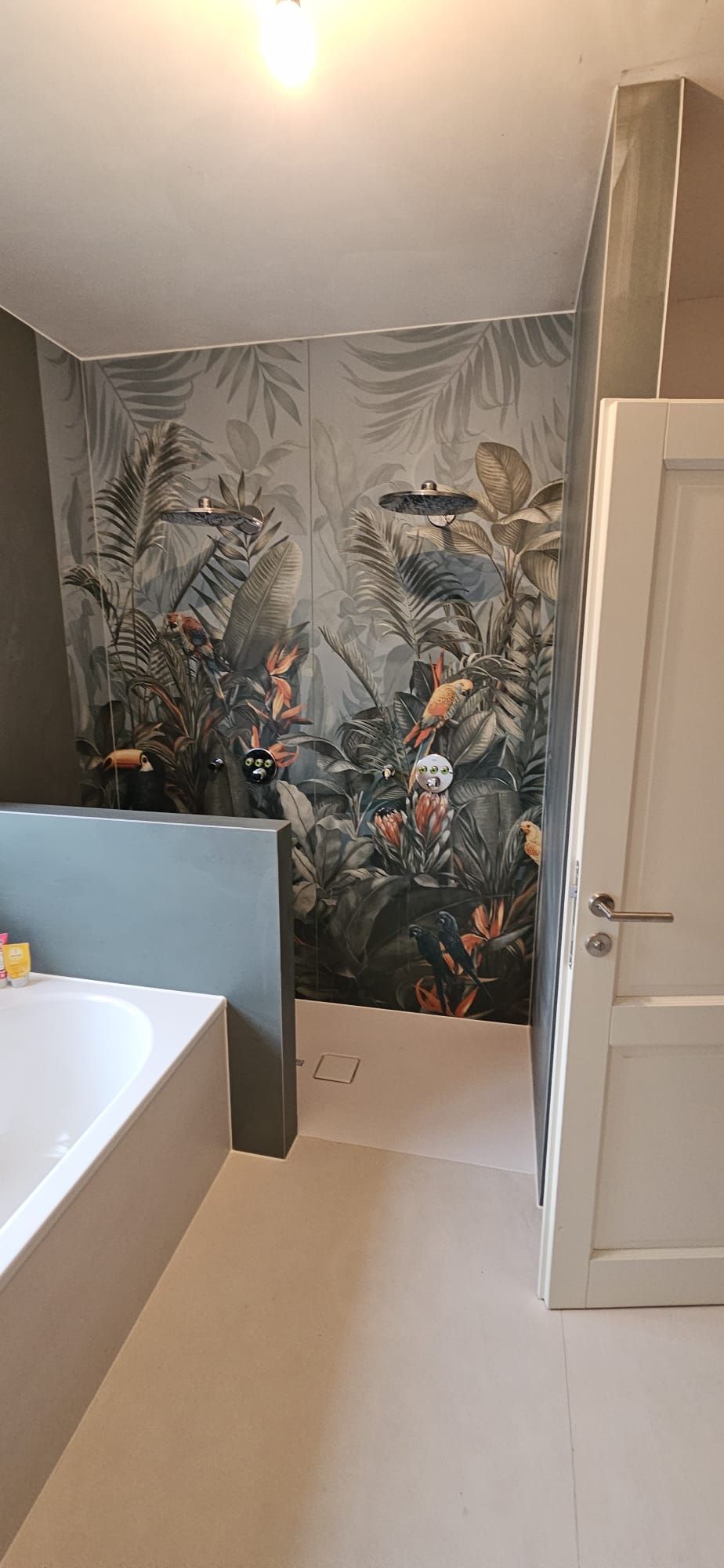 Ein Badezimmer mit Badewanne und speziellen Fliesen an der Wand.