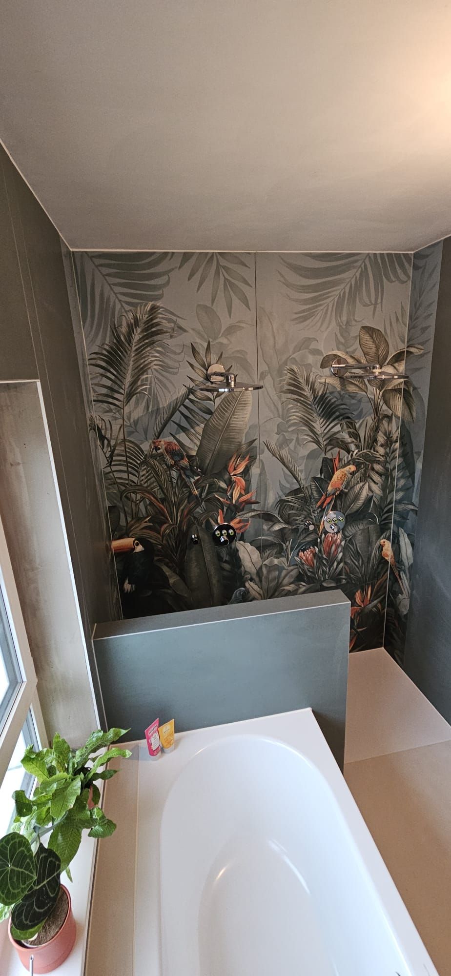 Ein Badezimmer mit großen Fliesen an der Wand und einer Badewanne.