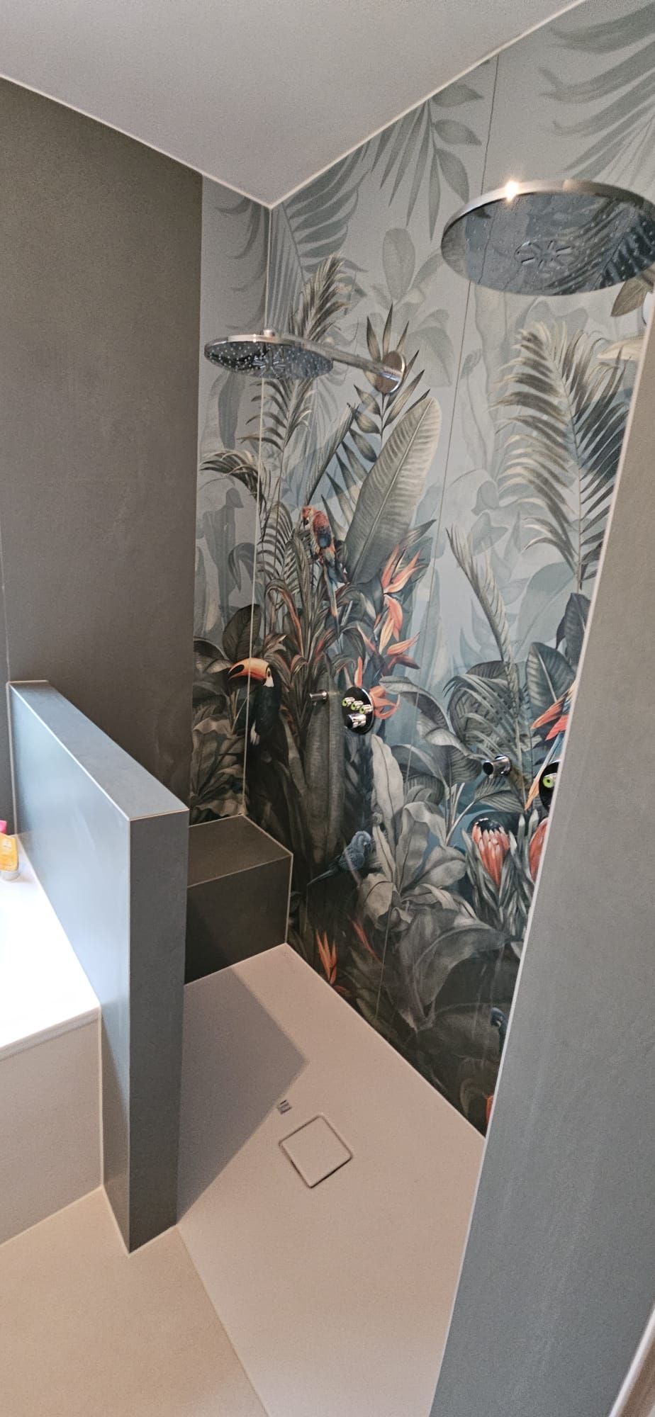 Ein Badezimmer mit Toilette, Waschbecken und Marmorfliesenwand.