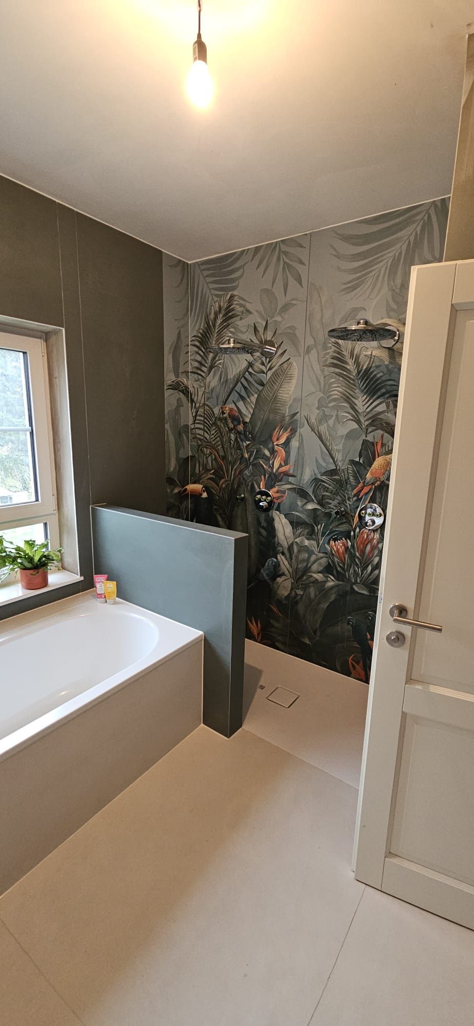 Ein Badezimmer mit Badewanne und einem großen speziellen Fliesen an der Wand.