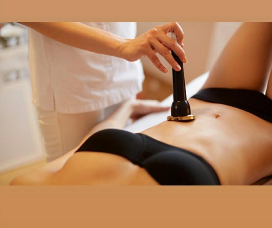 Woman laying down receiving lipo laser on stomach