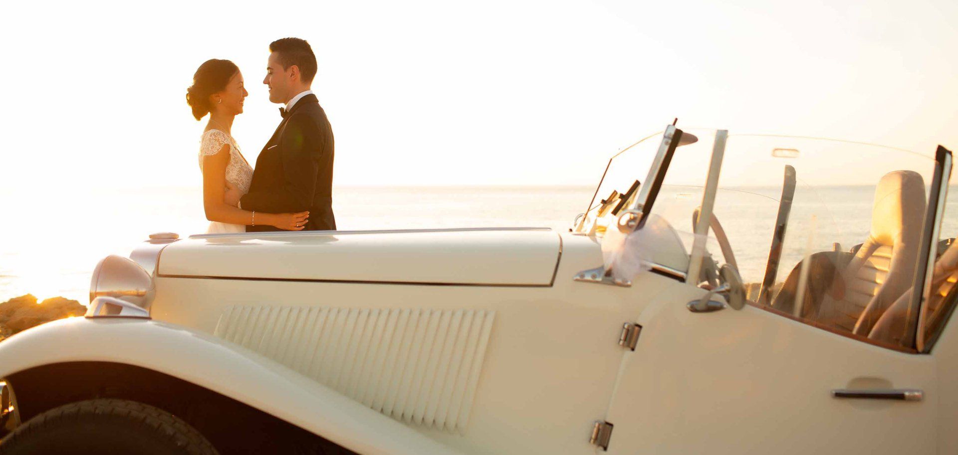 sposi dietro la macchina